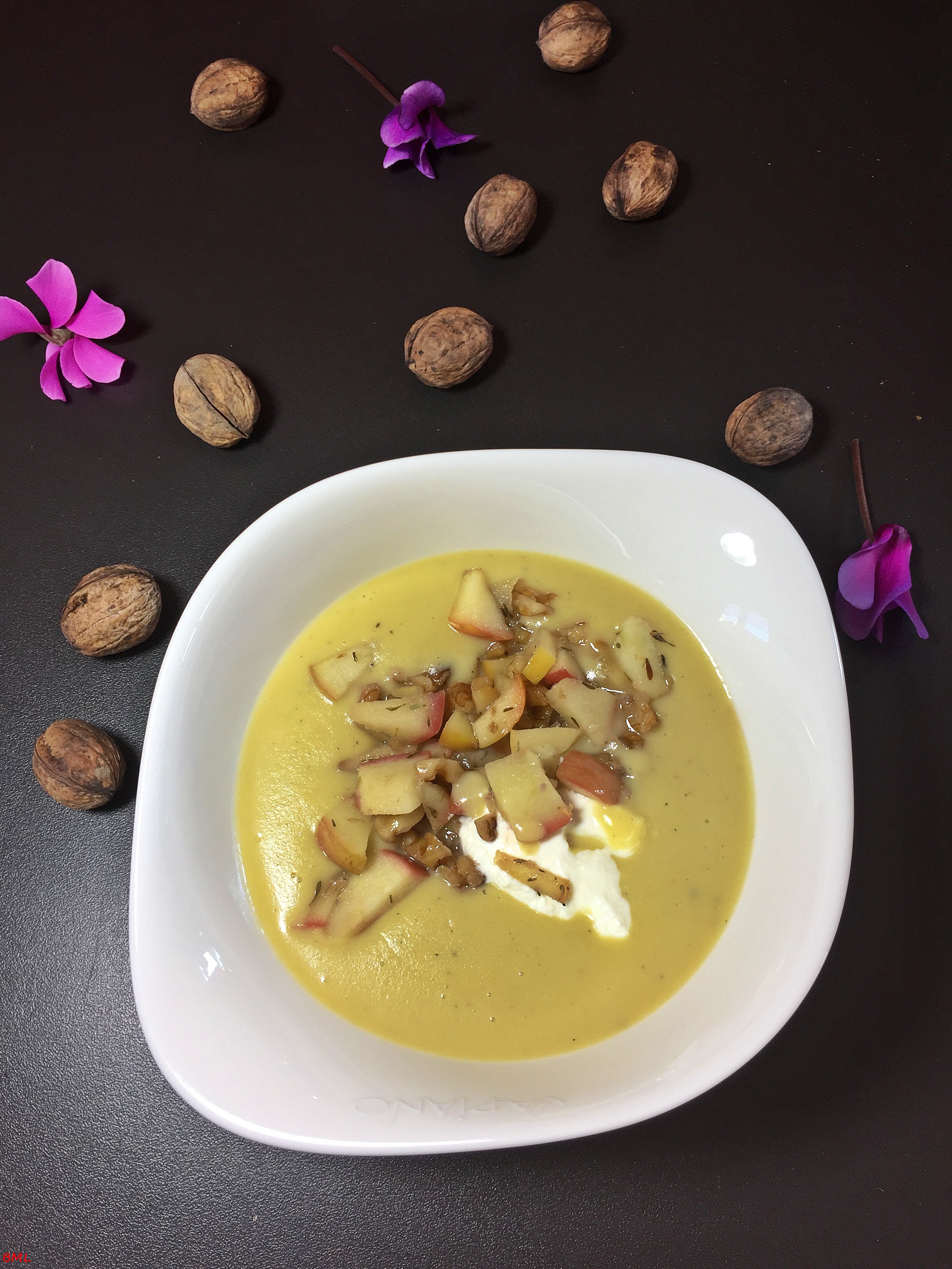 Kartoffelcremesuppe mit Calvados und Apfel-Walnuss-Topping | Backen mit ... Kartoffelcremesuppe mit Calvados und Apfel-Walnuss-Topping | Backen mit ...