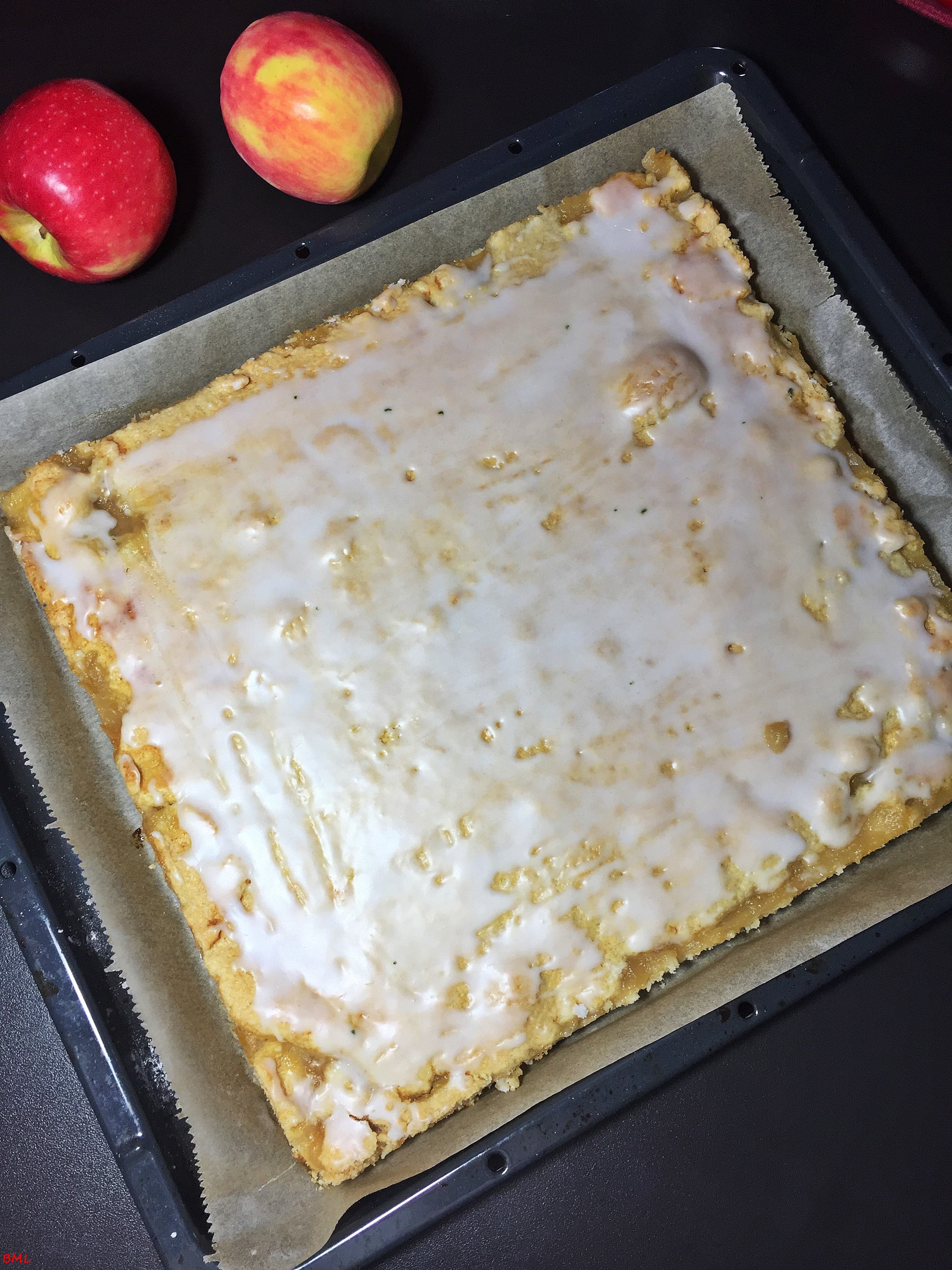gedeckter apfelmuskuchen wie vom bäcker