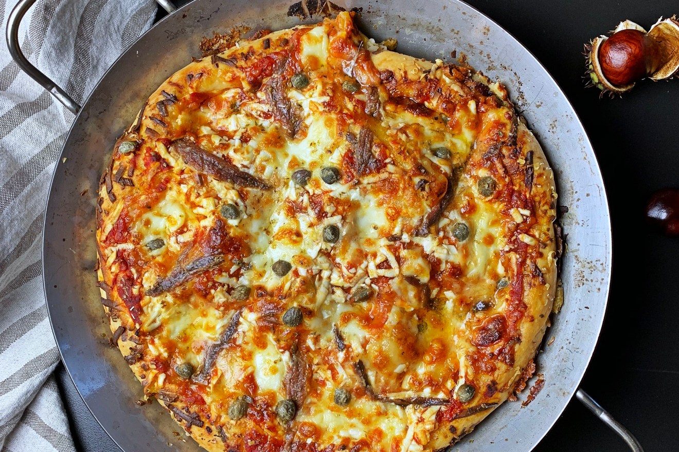 pizza mit sardellen und kapern