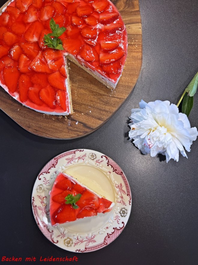 Erdbeer-Frischkäse-Torte, erfrischend, fruchtig und nicht zu süss ... Erdbeer-Frischkäse-Torte, erfrischend, fruchtig und nicht zu süss ...