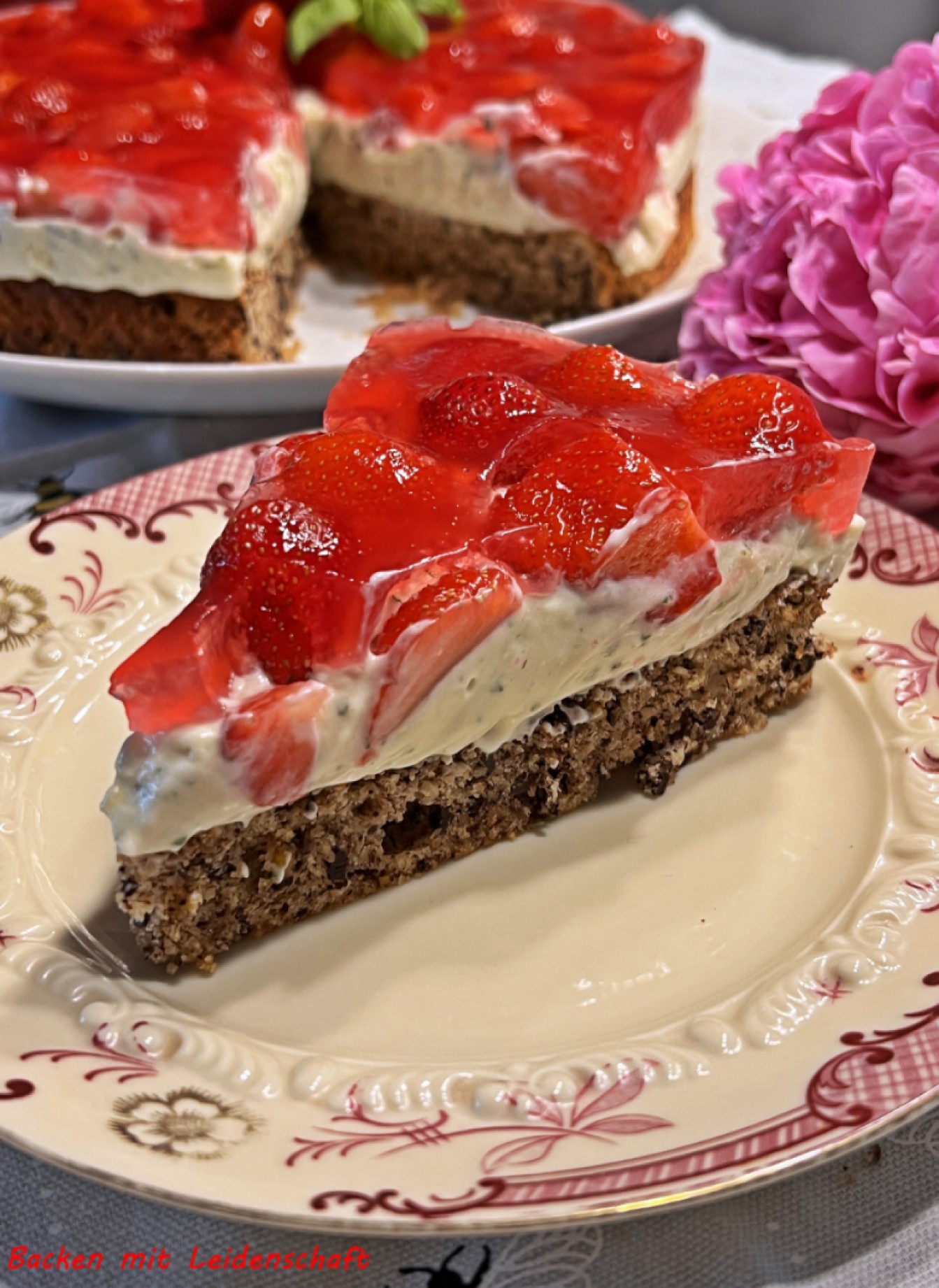 Erdbeer-Basilikumtorte mit einem Nuss-( Mandel )bisquit ( glutenfrei ... Erdbeer-Basilikumtorte mit einem Nuss-( Mandel )bisquit ( glutenfrei ...